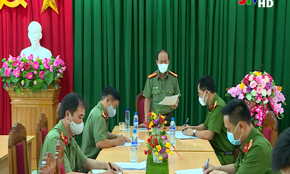 Đồng chí Đại tá Vì Quyền Chứ, Phó Giám đốc Công an tỉnh kiểm tra công tác bầu cử tại huyện Bắc Yên và huyện Mai Sơn
