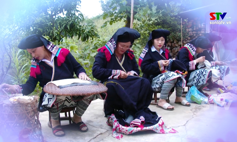 Nghệ thuật tạo hoa văn trên trang phục dân tộc Dao tiền