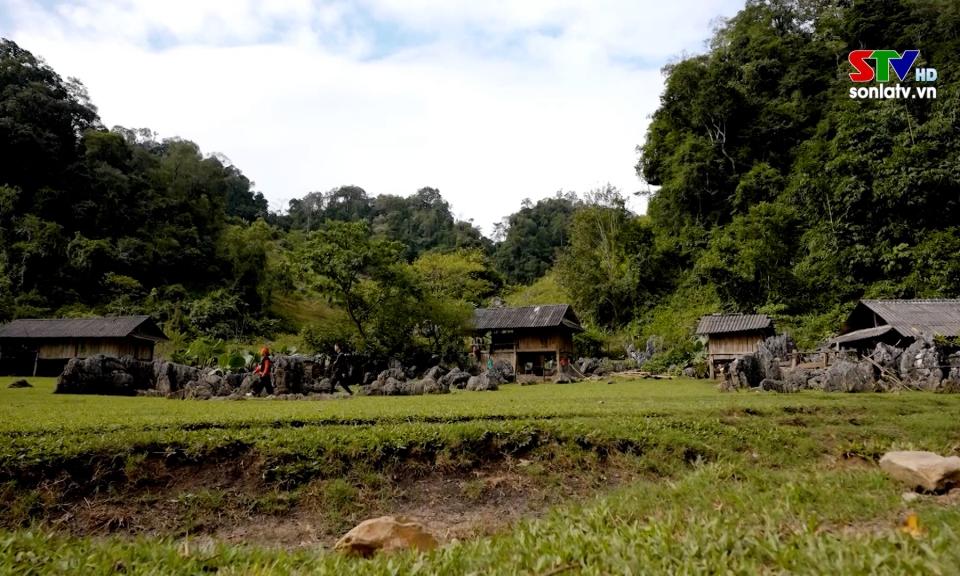 Hang T&aacute;u ph&aacute;t triển du lịch gắn với bảo tồn thi&ecirc;n nhi&ecirc;n v&agrave; văn h&oacute;a bản địa