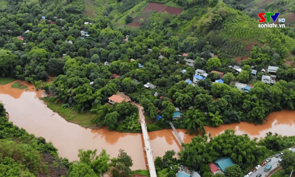 X&acirc;y dựng v&agrave; ph&aacute;t triển du lịch gắn với x&acirc;y dựng n&ocirc;ng th&ocirc;n mới ở bản Kh&aacute;