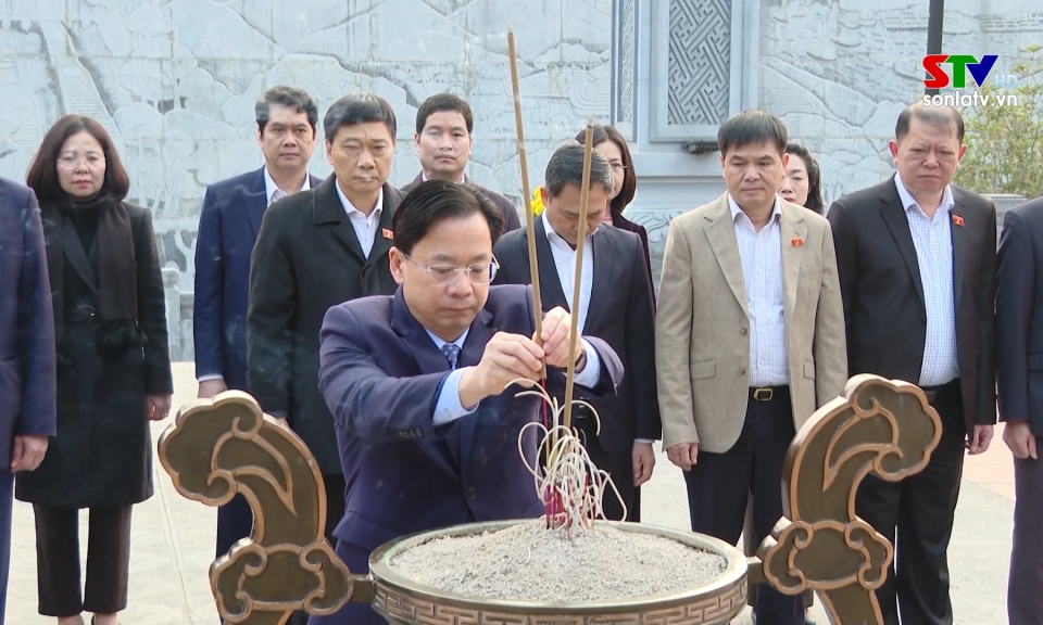 D&acirc;ng hương tại Đền thờ B&aacute;c Hồ, Quảng trường T&acirc;y Bắc