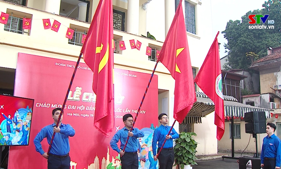 Tuổi trẻ cả nước đồng loạt ch&agrave;o cờ ch&agrave;o mừng Đại hội Đảng