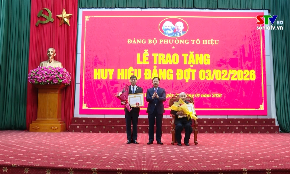 Trao tặng huy hiệu Đảng đợt 3/2