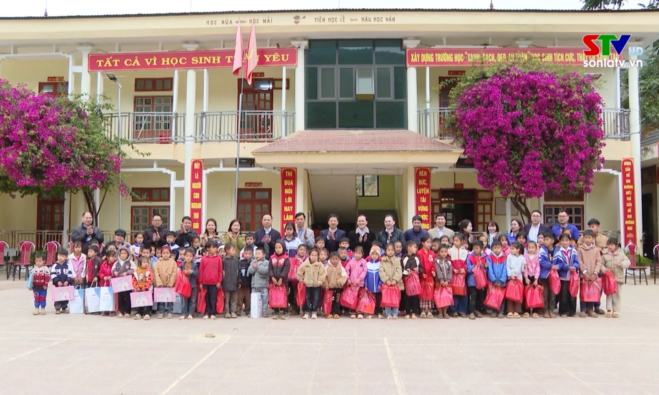 Chung tay mang m&ugrave;a xu&acirc;n đến với b&agrave; con