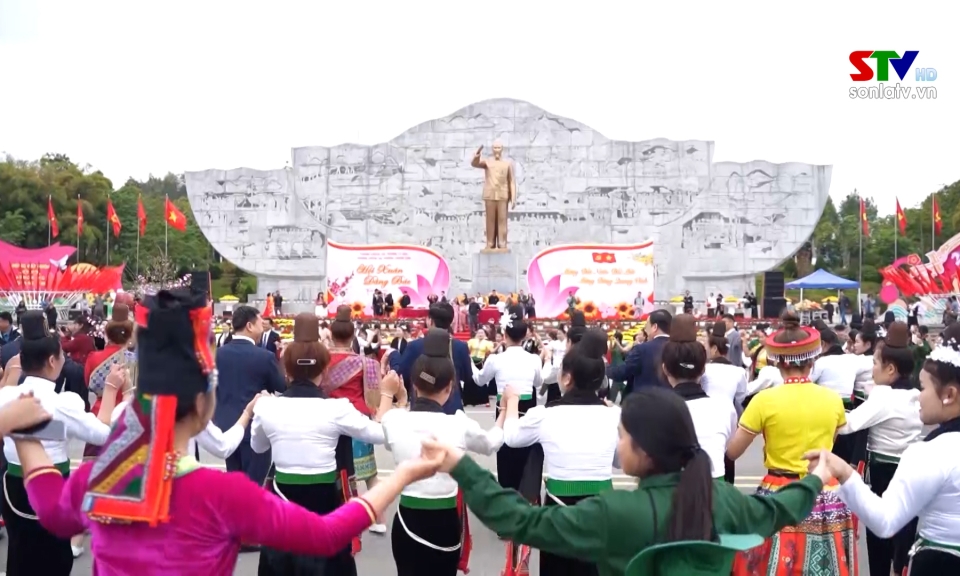 Rực rỡ "Hội Xu&acirc;n d&acirc;ng B&aacute;c"